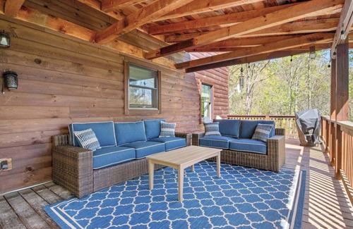 Waynesville Cabin | Hot tub, table tennis, arcade games, fire pit.