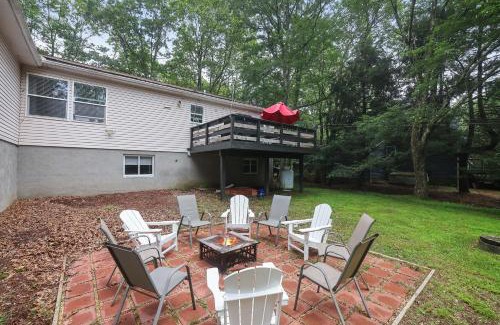 Briar Crest Woods House | Hot Tub & Theater Haven-lake And Ski Retreat