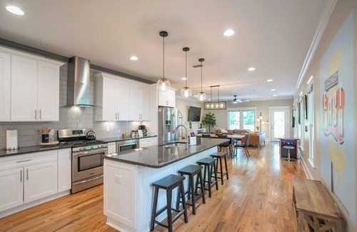 Inglewood House | Hot Tub | Walkable | Fall/Winter Oasis | Near DWTN