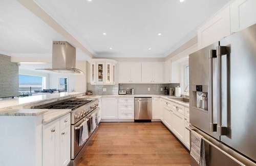 Fort Erie House | HOT TUB Waterfront Estate- 2 Houses! Sleeps 14