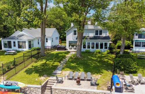 Fort Erie House | HOT TUB Waterfront Estate- 2 Houses! Sleeps 14