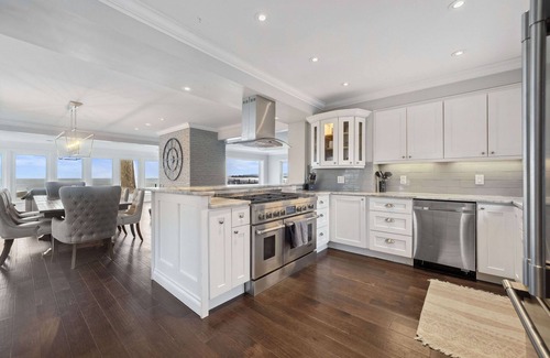 Fort Erie House | HOT TUB Waterfront Estate on Prestigious Bay Beach
