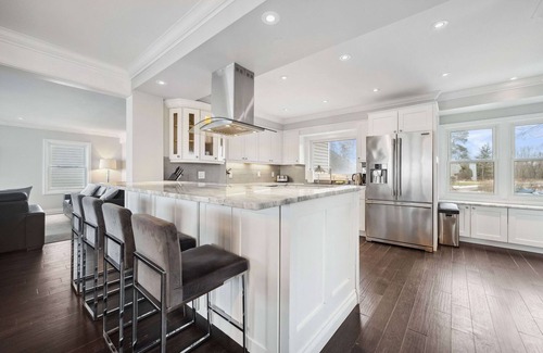 Fort Erie House | HOT TUB Waterfront Estate on Prestigious Bay Beach
