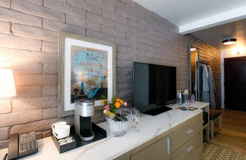 Jackson Apartment | Hot Tub. Western Suite with Balcony!