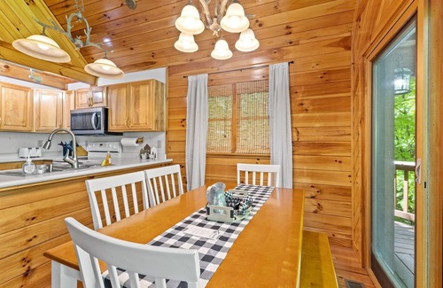 Slade Cabin | Hot Tub & WiFi - Family Cabin - Birdsong - Red River Gorge, Kentucky!