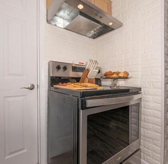 Kernersville House | Hot Tub WiFi Gym Firepit Kitchen