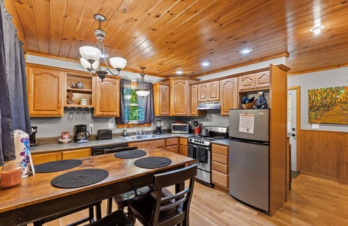 Stanton Cabin | Hot Tub & WiFi - Intimate Cabin - Snuggle Inn - Red River Gorge, Kentucky!