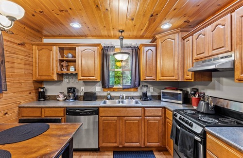 Stanton Cabin | Hot Tub & WiFi - Intimate Cabin - Snuggle Inn - Red River Gorge, Kentucky!