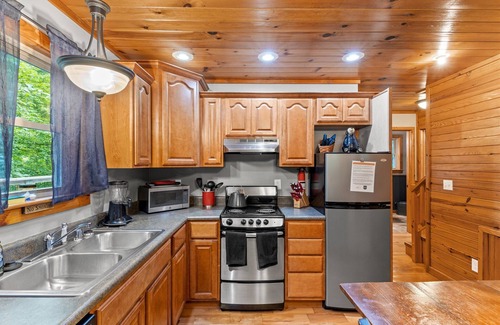Stanton Cabin | Hot Tub & WiFi - Intimate Cabin - Snuggle Inn - Red River Gorge, Kentucky!
