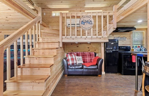 Clay City Cabin | Hot Tub, WiFi, Pet-Friendly - Cozy Tiny Cabin - The Ridge at Red River Gorge, Kentucky!