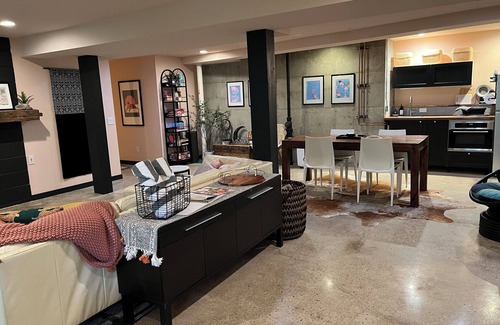 Madison House | Hot Tub with a View, Private Modern Garden Level Apartment, Conservancy Access
