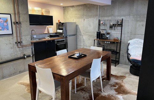 Madison House | Hot Tub with a View, Private Modern Garden Level Apartment, Conservancy Access