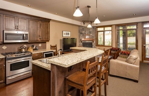 Rossland Condo | Hot tub with Mountain View, Quick Walk to Lifts!