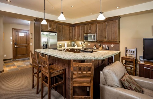 Rossland Condo | Hot tub with Mountain View, Quick Walk to Lifts!