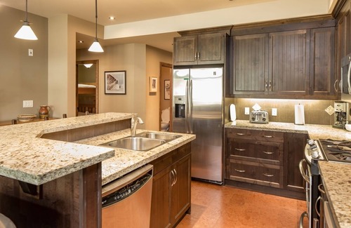 Rossland Condo | Hot tub with Mountain View, Quick Walk to Lifts!