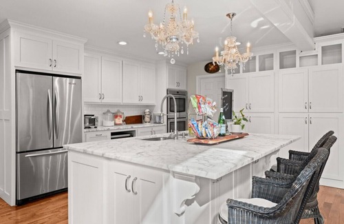 Gainesville House | HOT TUB | WRAP AROUND PORCH | HONEY BEE ACRES