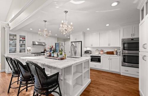 Gainesville House | HOT TUB | WRAP AROUND PORCH | HONEY BEE ACRES