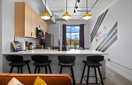Traverse City Condo | Hot Tubs ~ E-Bikes ~ Dog Friendly ~ Rooftop Terrace ~ Close to Downtown
