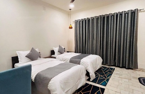 Alkapuri Hotel | Hotel 7 Cr