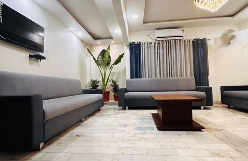 Alkapuri Hotel | Hotel 7 Cr