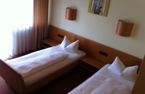 Goldbach Hotel | Hotel Bacchusstube garni