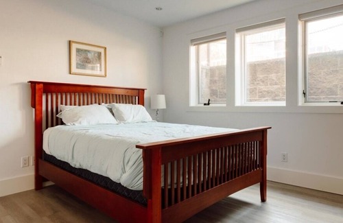 Inner Harbour Condo | Hotel District, close to Marina & Wharf