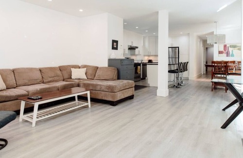 Inner Harbour Condo | Hotel District, close to Marina & Wharf