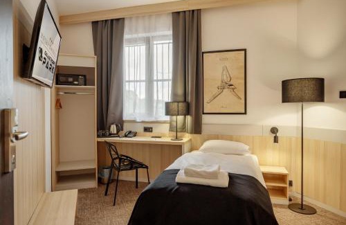 Przeclaw Hotel | Hotel Dworski Galaktyczny Park