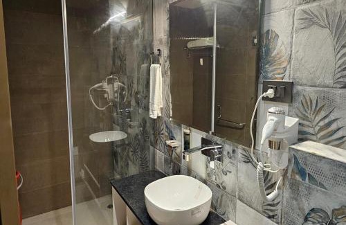 Aligarh Hotel | Hotel Gold In Leaf
