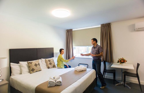 Parkes Hotel | Hotel Gracelands