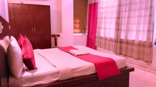 Chanakyapuri Hotel | Hotel Grand Caves Plaza Near IGI Airport Delhi