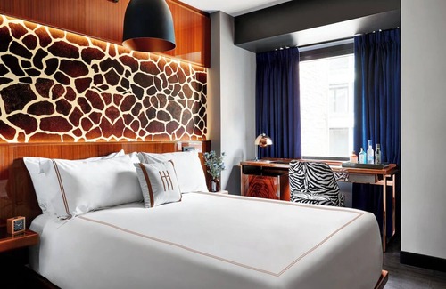 Midtown Hotel | Hotel Hendricks | Deluxe Queen Room | Near Central Park and Fashion District