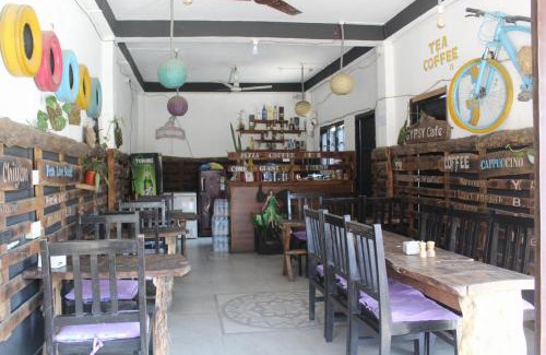 Sauraha House | Hotel Holidays Inn - Bagpacker's Home
