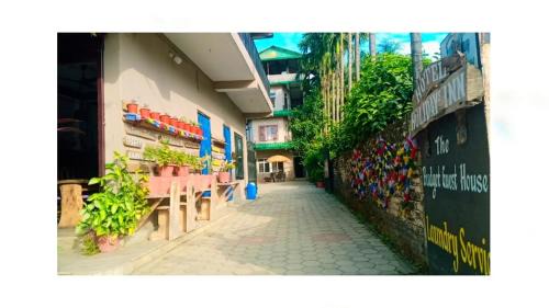 Sauraha House | Hotel Holidays Inn - Bagpacker's Home