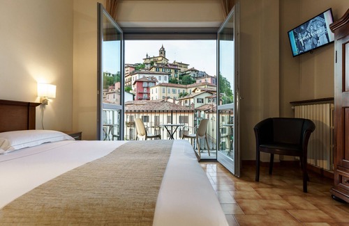 Monforte d'Alba Hotel | Hotel Il Grappolo d'Oro