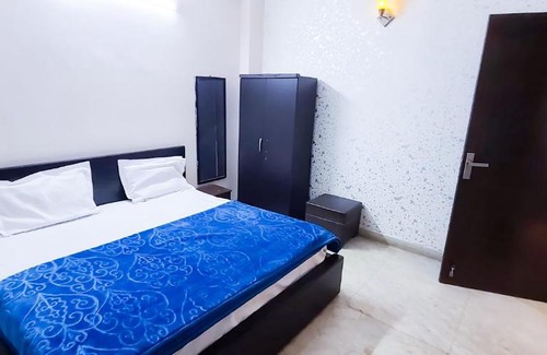 Chittaranjan Hotel | Hotel In CR Park