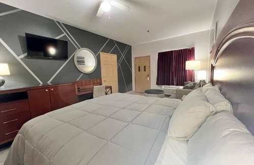 Port Isabel Hotel | Hotel in Downtown Port Isabel Room with AC, WiFi, Refrigerator, Microwave & Pool