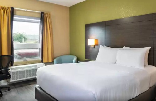 Grimsby House | Hotel in Grimsby - Comfortable Stay Near Niagara Falls with Free Breakfast