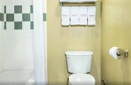 Grimsby House | Hotel in Grimsby - Comfortable Stay Near Niagara Falls with Free Breakfast