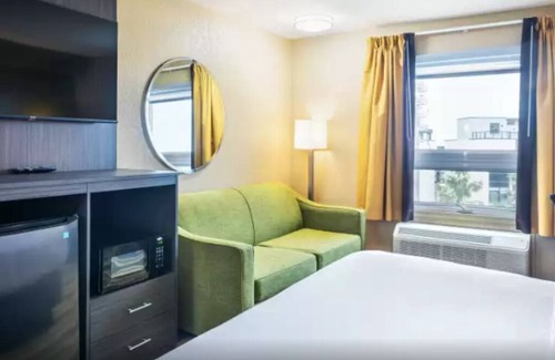 Grimsby House | Hotel in Grimsby - Comfortable Stay Near Niagara Falls with Free Breakfast