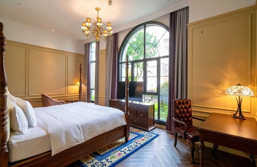 Renshou County Hotel | Hotel Indigo Heilong Lake by IHG