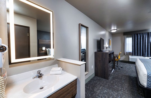 Ashwaubenon Hotel | Hotel J Green Bay