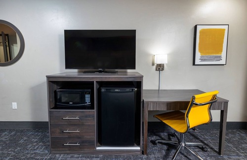 Ashwaubenon Hotel | Hotel J Green Bay