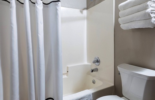 Ashwaubenon Hotel | Hotel J Green Bay
