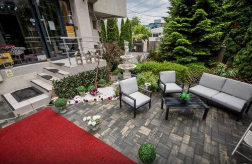 Galati Apartment | Hotel Jolie Apartments - One-Bedroom Queen Suite with Sofa Bed