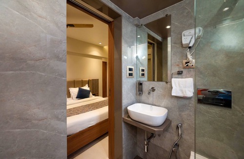 Grant Road Hotel | Hotel Kalpana Palace