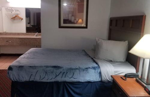 Stillwater Apartment | Hotel King Bed Hotel Room 113 Wi-Fi Hot Tub Booking