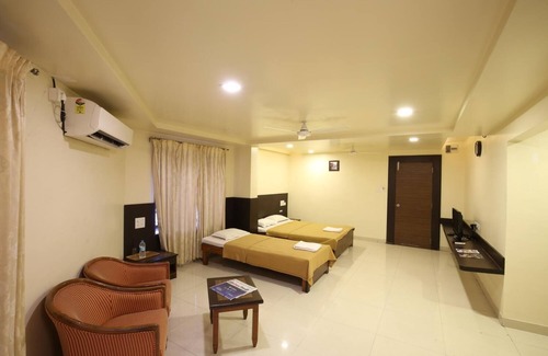 Kolhapur Hotel | Hotel Kohinoor Square