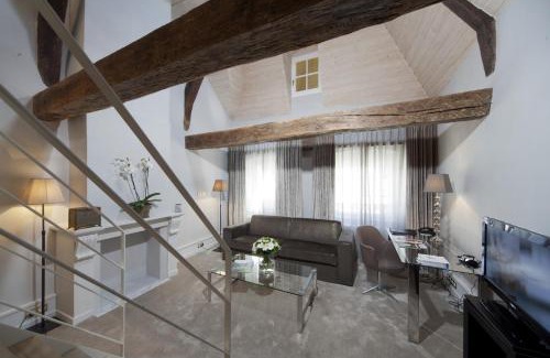 Ville Haute Hotel | Hotel Le Place d'Armes - Relais & Châteaux