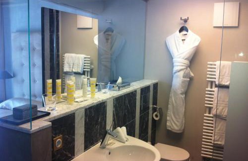 Ville Haute Hotel | Hotel Le Place d'Armes - Relais & Châteaux